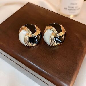 Round Yin & Yang Black & White Swirl Stud Earrings Classic Gold Tone Rope